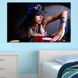 Жена, Сексапилен, Мода, Портрет, Музика, Черно, Щастлив, Хора, Ди джей, Красива, Лице, Атрактивен, Човек, Модел, Представяйки, Каска, Сладък, Облекло, Възрастен, Слънчеви очила, Каска, Прическа за глава, Очила