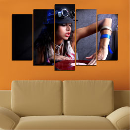 Жена, Сексапилен, Мода, Портрет, Музика, Черно, Щастлив, Хора, Ди джей, Красива, Лице, Атрактивен, Човек, Модел, Представяйки, Каска, Сладък, Облекло, Възрастен, Слънчеви очила, Каска, Прическа за глава, Очила